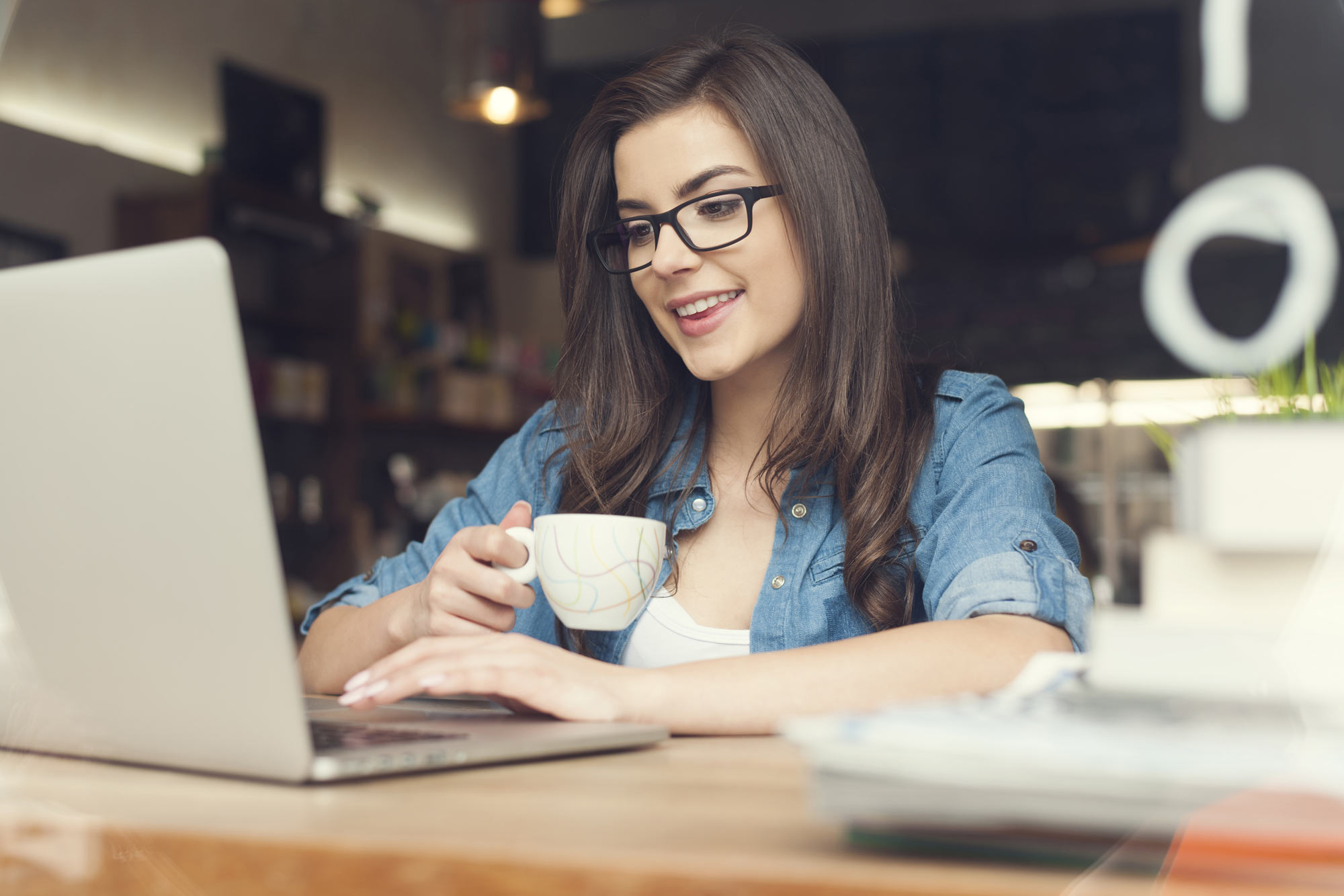 woman-with-coffee-using-laptop-42708260.jpg